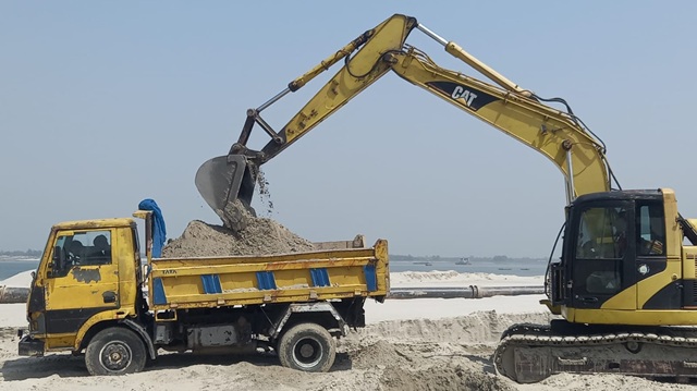 গোয়ালন্দে পদ্মা নদীতে অবৈধভাবে কোটি টাকার বালু উত্তোলন